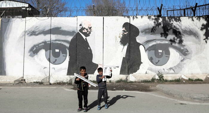 Afghanistan: i talebani hanno cancellato murale iconico a Kabul