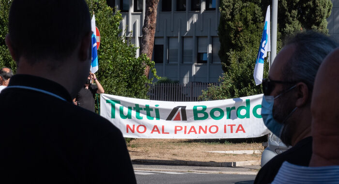 Alitalia: sindacati, richiesta Cigs fino al 2025