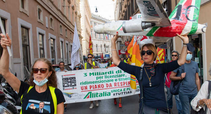 Alitalia: Ue, aiuti da 900 milioni illegali, Italia li recuperi