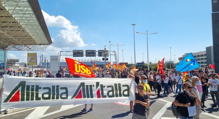 Alitalia: venerdì cancella 62% voli per scioperi settore