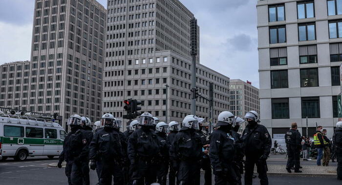 Bild, un uomo si è dato fuoco nel centro di Berlino