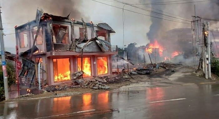 Birmania: forze regime attaccano Thantlang, 10mila in fuga