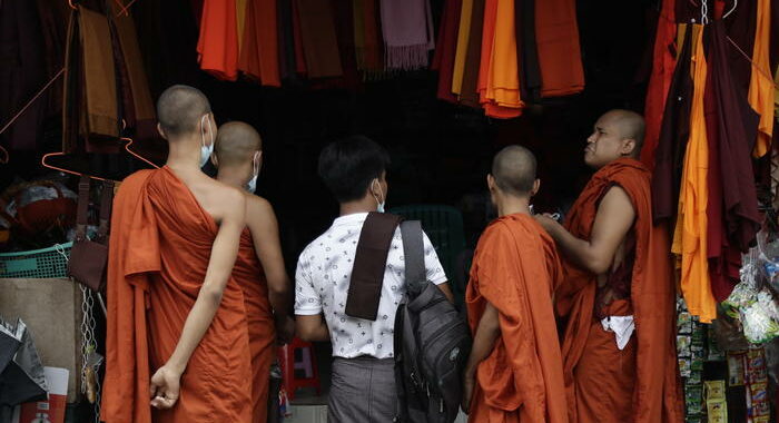 Birmania: monaci in strada contro la giunta militare