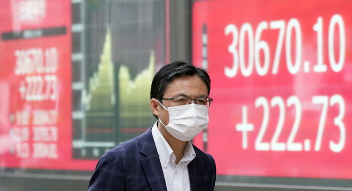 Borsa: a Tokyo apertura in aumento (+0,25%)