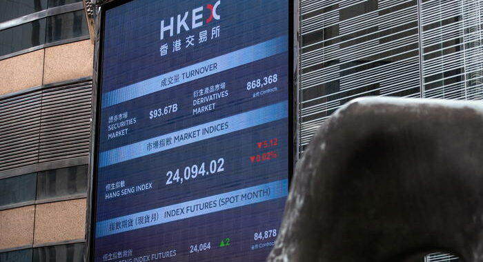 Borsa: Hong Kong apre a -0,10%, Evergrande a -3,75%