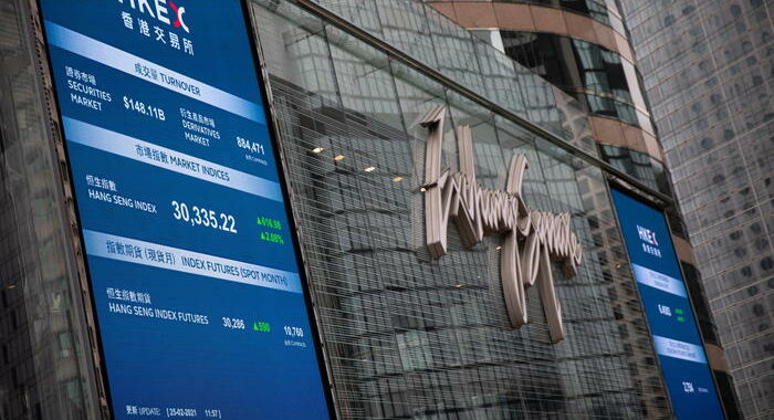 Borsa: Hong Kong positiva, apre a +0,67%