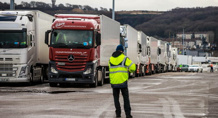 Brexit: Gb rinvia controlli doganali su merci da Ue