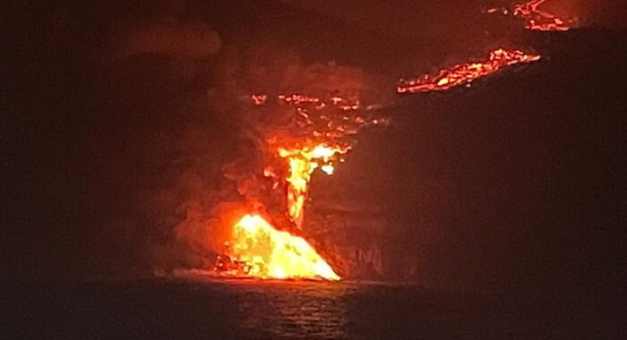 Canarie: piramide di lava di 50 metri nell’oceano e gas
