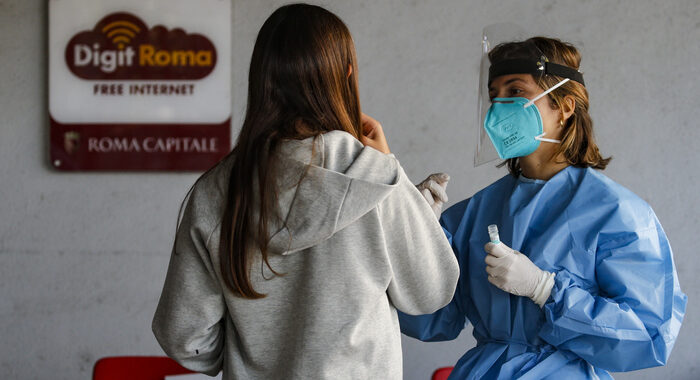 Covid: 4.021 positivi, superati i 130mila morti in Italia