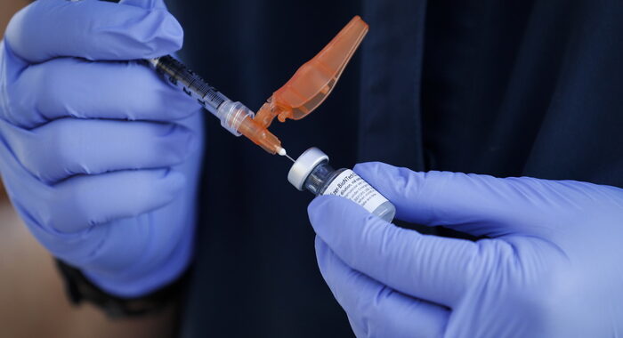 Covid: autorità sanitarie Usa frenano su terza dose vaccino