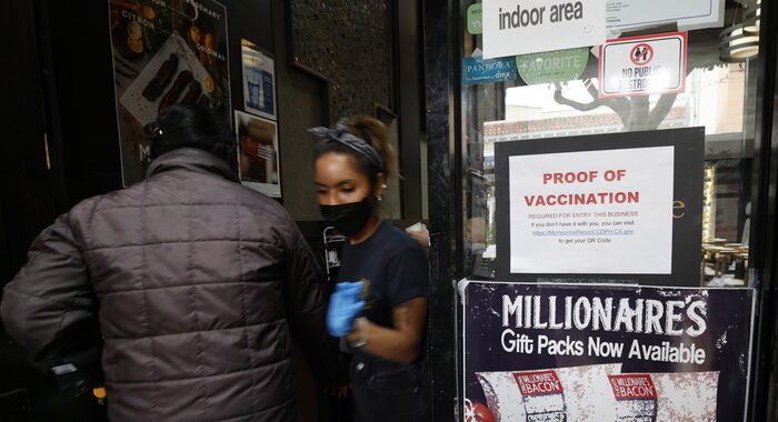 Covid, risale il numero delle vittime negli Usa: 1.500 al giorno