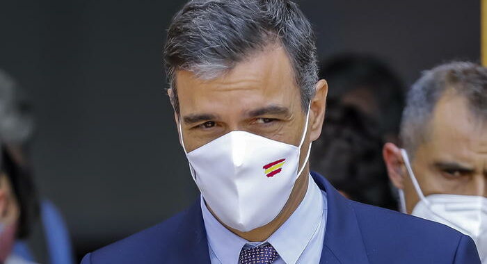 Covid: Spagna, visita premier Sánchez a prima vaccinata