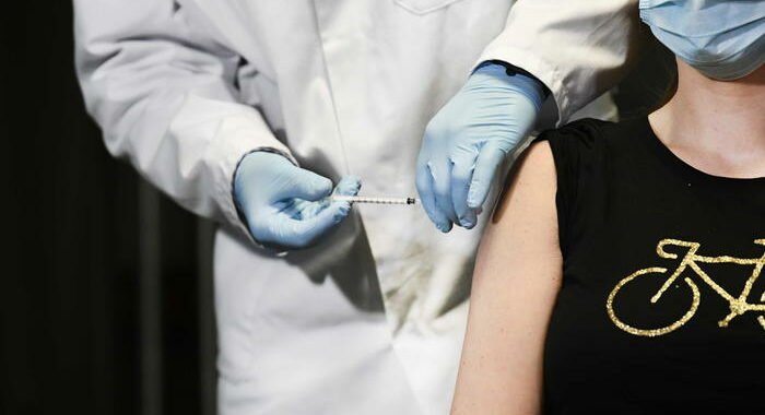 Dodicenne vince causa contro padre no vax, può vaccinarsi