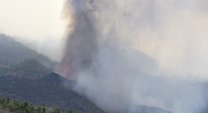 Eruzione Canarie: la lava copre oltre 100 ettari