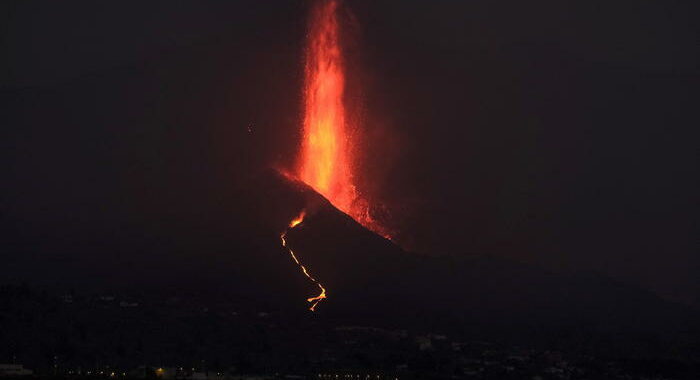 Eruzione Canarie: lava raggiunge Oceano, timori nubi tossiche