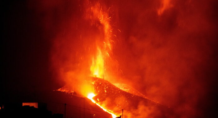Eruzione vulcanica alle Canarie, chiuso aeroporto di Palma
