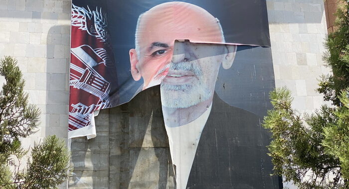 Ex presidente afghano Ghani si scusa con la nazione