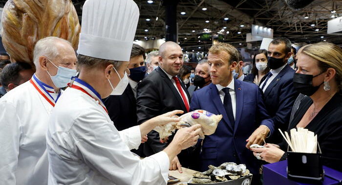 Francia: Macron colpito da un uovo durante una visita a Lione