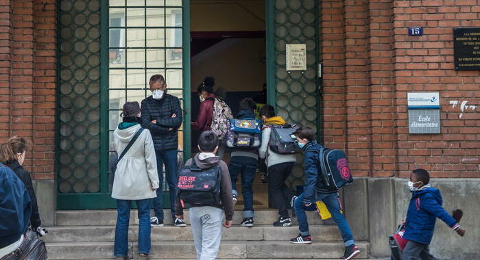 Francia: rientro a scuola,alunni in classe con la mascherina