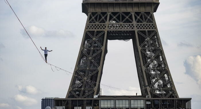 Funambolo percorre 600m sopra la Senna dalla Torre Eiffel
