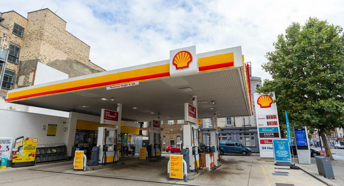 Gb: crisi della benzina fa salire i prezzi ai distributori