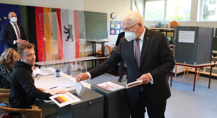 Germania: Steinmeier vota a Berlino e invita tutti a farlo