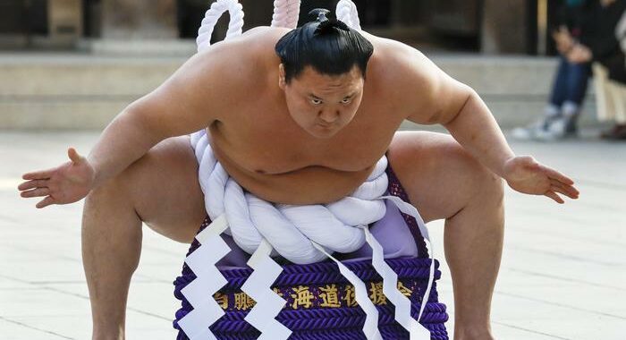 Giappone: star del sumo Hakuho verso il ritiro