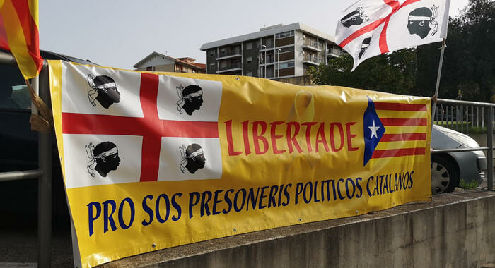 Giudice libera Puigdemont, ma dovrà restare in Sardegna