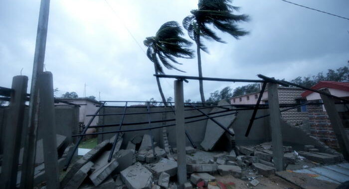India: arriva il ciclone Gulab, decine di migliaia evacuati