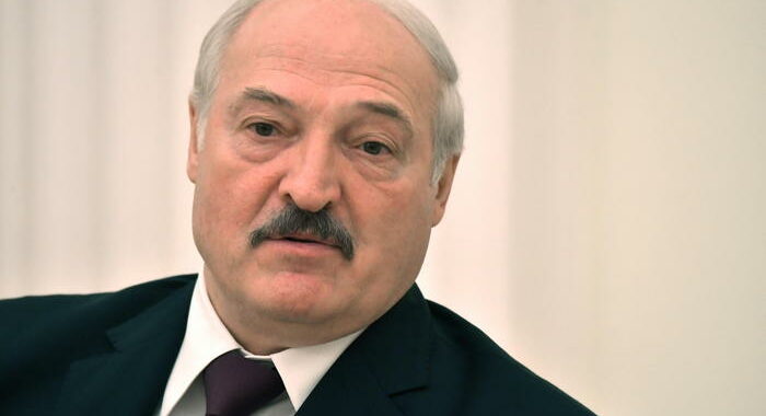 Lukashenko, Usa creano basi Nato mascherate in Ucraina