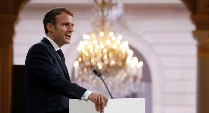 Macron annuncia una legge per il riconoscimento degli ‘harkis’