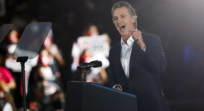 Newsom supera test voto, resta governatore della California
