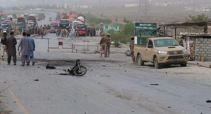 Pakistan: attacco suicida vicino a confine afghano, 3 morti