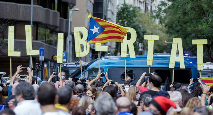 Puigdemont: protesta vicino al consolato italiano Barcellona