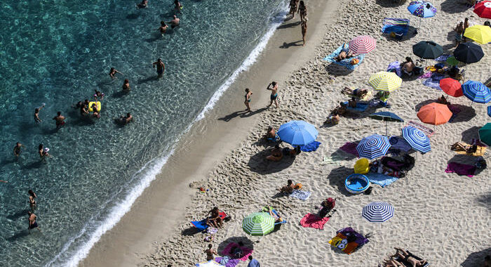 ++ Record italiani in vacanza, 23 mln a luglio e agosto ++