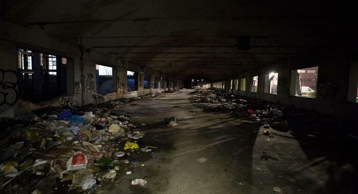 Roma: a fuoco ex fabbrica di penicillina, ferito migrante