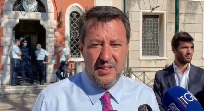 Salvini, chi va via lo saluto e tanti auguri