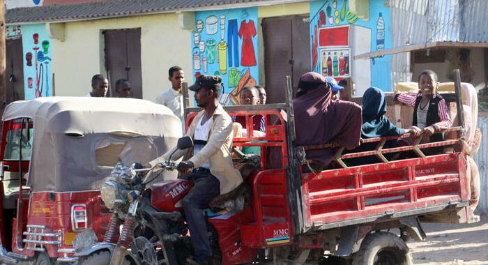 Somalia: autobomba vicino a palazzo presidenziale, 8 morti