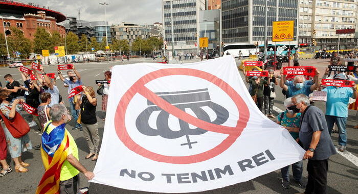 Spagna: re a Barcellona, protesta degli indipendentisti