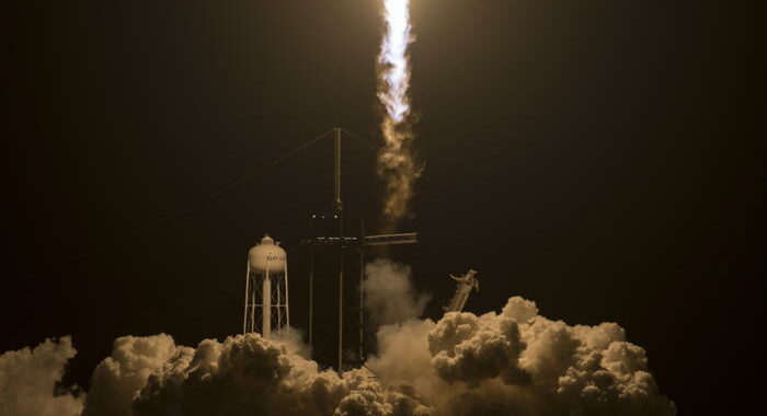 Spazio: partito SpaceX, primo volo di soli civili