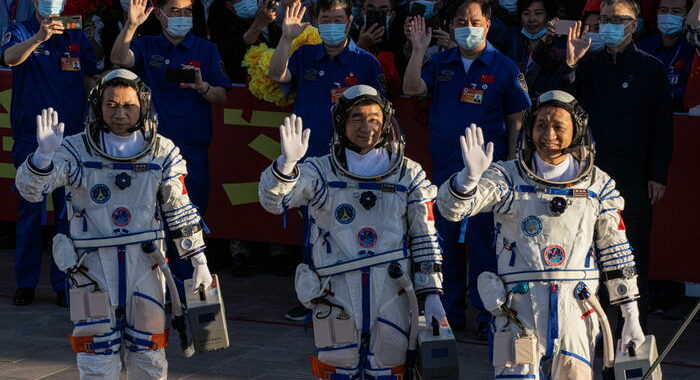 Spazio: rientrati astronauti cinesi dopo missione record