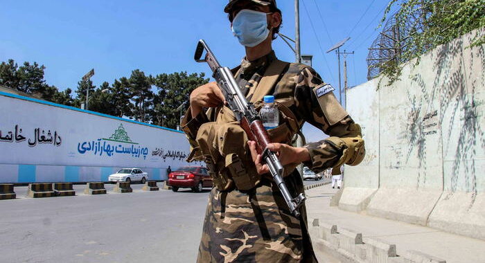 Talebani danno via libera partenza 200 stranieri da Kabul