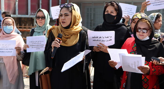 Talebani, donne non possono fare ministri, devono fare figli