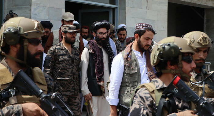Talebani, stiamo riparando scalo Kabul e ripristinando sicurezza