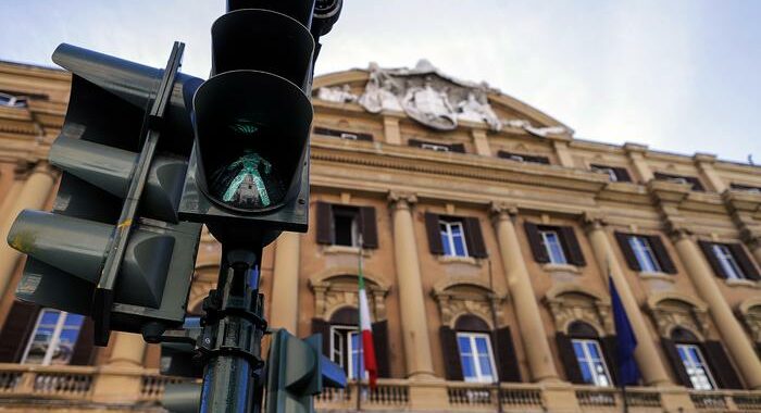 Tesoro: colloca 4,5 mld di Btp, rendimenti in rialzo