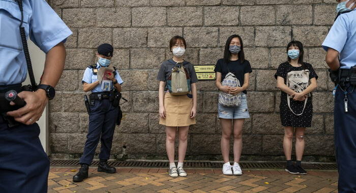 Tienanmen: polizia Hong Kong arresta promotori della veglia