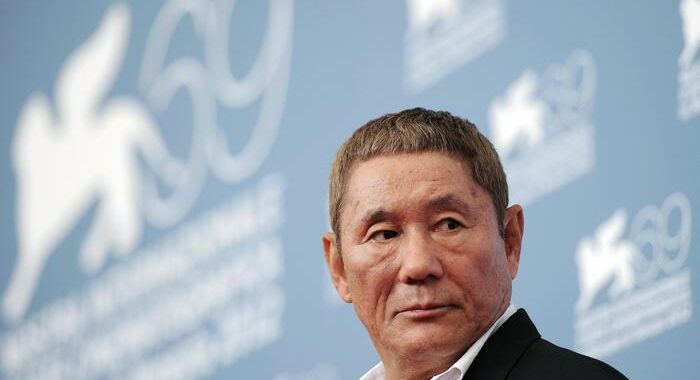 Tokyo, uomo colpisce l’auto di Takeshi Kitano a picconate