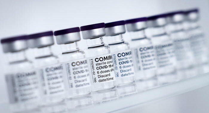 Vaccini: Ema valuta una terza dose di Pfizer