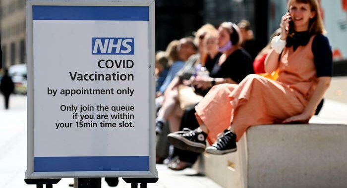 Vaccini: Gb, ok alla terza dose per tutti gli over 50