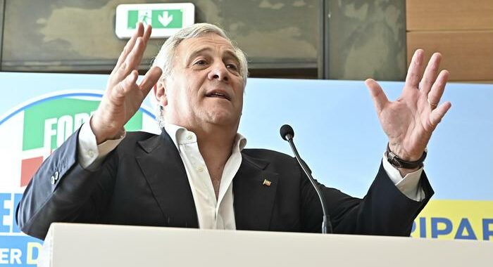 Vaccini: Tajani, minacce di impiccarmi ma vado avanti